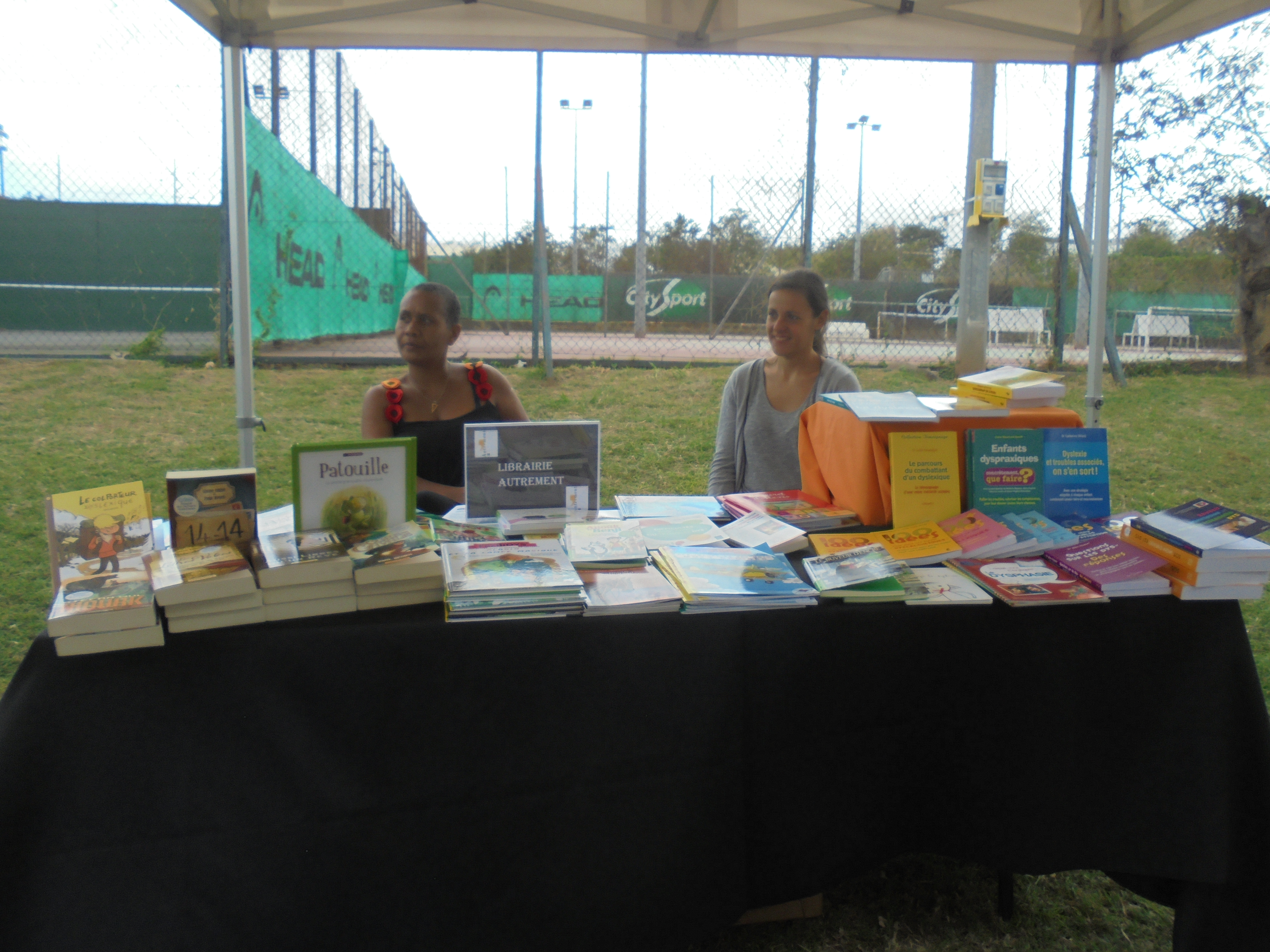 Photo Journee Nationale des DYS 2017 - 37 - Stand Librairie Autrement.JPG